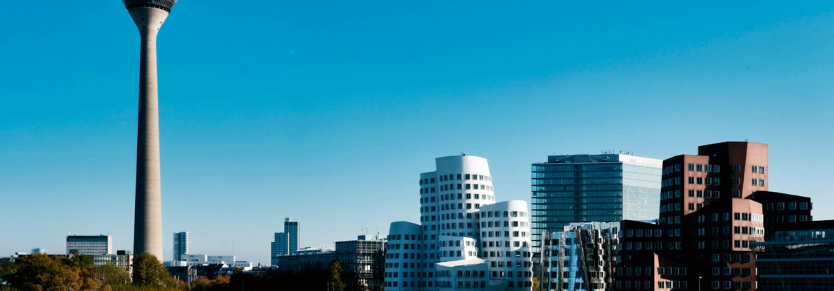 Medienhafen mit Rheinturm in Düsseldorf – Titelbild zu Geheimtipps Düsseldorf