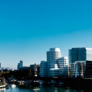 Medienhafen mit Rheinturm in Düsseldorf – Titelbild zu Geheimtipps Düsseldorf