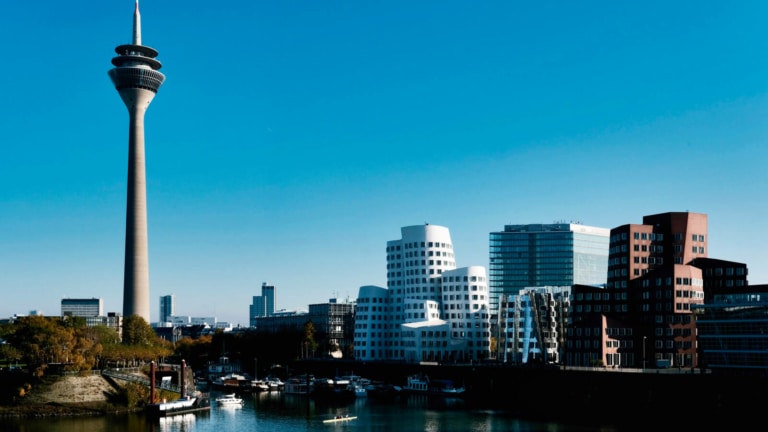 Medienhafen mit Rheinturm in Düsseldorf – Titelbild zu Geheimtipps Düsseldorf