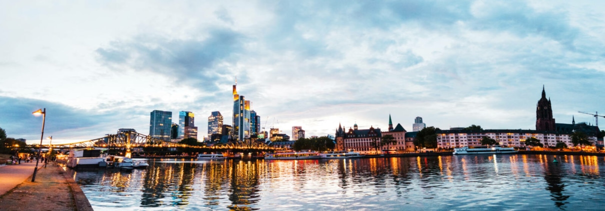 Frankfurter Skyline bei Sonnenuntergang – Titelbild zu Geheimtipps Frankfurt