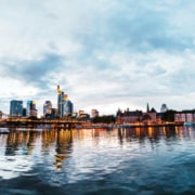 Frankfurter Skyline bei Sonnenuntergang – Titelbild zu Geheimtipps Frankfurt