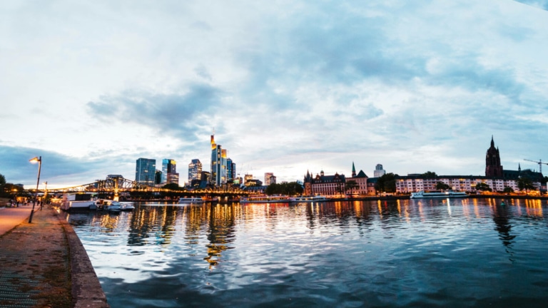 Frankfurter Skyline bei Sonnenuntergang – Titelbild zu Geheimtipps Frankfurt