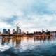 Frankfurter Skyline bei Sonnenuntergang – Titelbild zu Geheimtipps Frankfurt