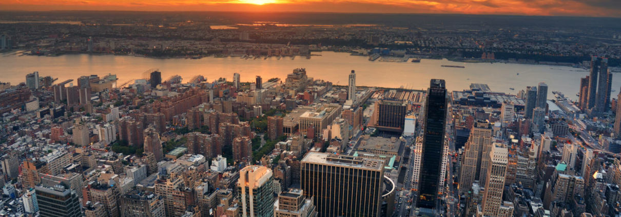 New Yorker Skyline bei Sonnenuntergang – Titelbild zu Geheimtipps New York