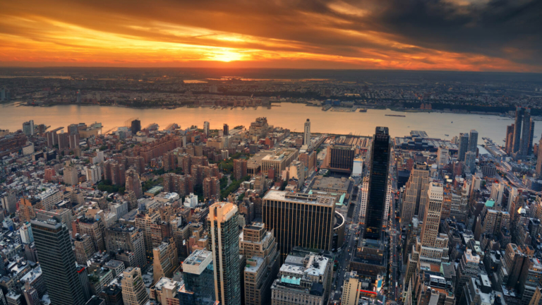 New Yorker Skyline bei Sonnenuntergang – Titelbild zu Geheimtipps New York
