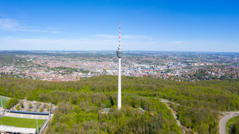 Stuttgarter Stadtpanorama mit Fernsehturm – Titelbild zu Geheimtipps Stuttgart