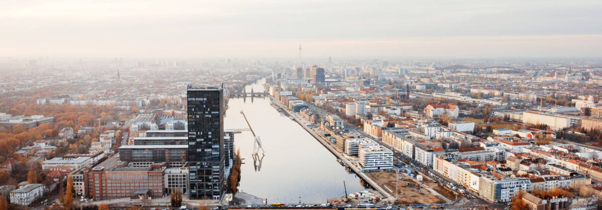 Luftaufnahme von Berlin mit Spree und Stadtpanorama