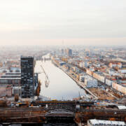 Luftaufnahme von Berlin mit Spree und Stadtpanorama