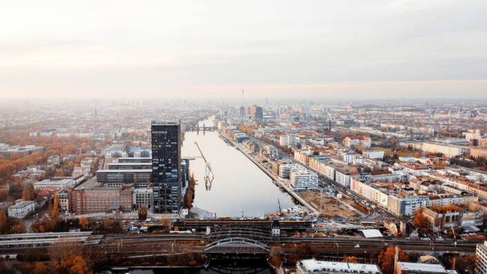 Luftaufnahme von Berlin mit Spree und Stadtpanorama